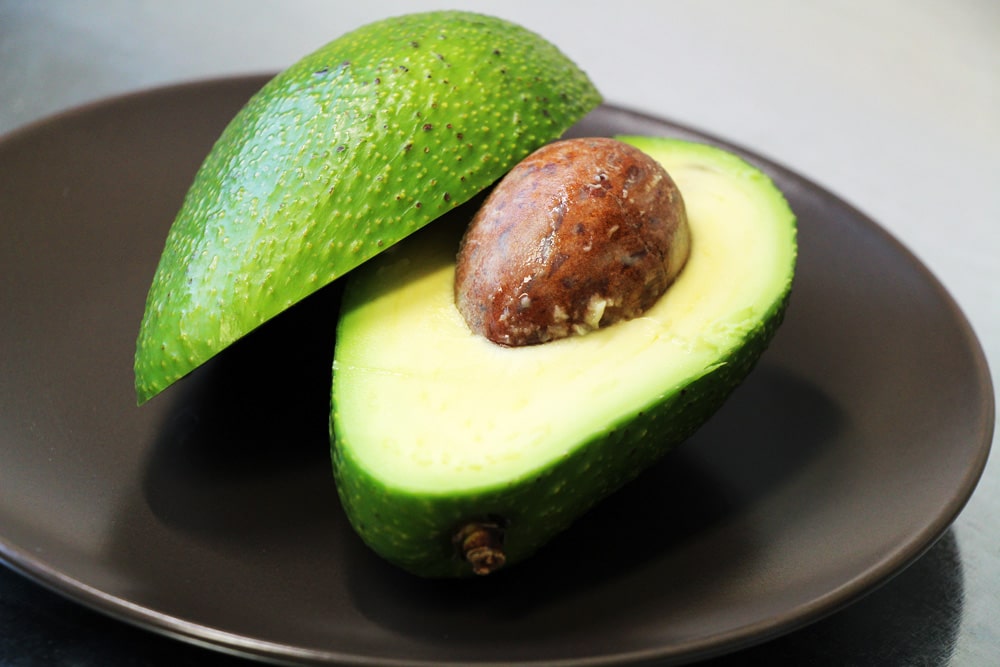 avocado-kern-einpflanzen-anbau-im-garten-selbstversorger-de